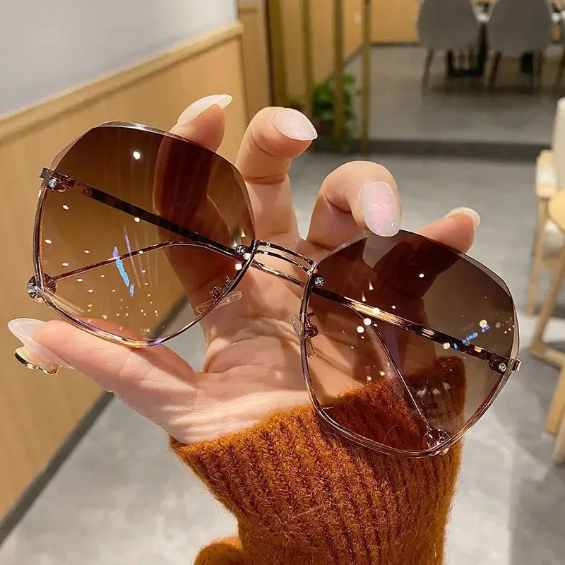 Designer Sunglasses - แว่นกันแดดโลหะทรงเหลี่ยมดีไซน์ใหม่ แบรนด์ดัง แฟชั่นสไตล์เรโทร สำหรับผู้หญิง คลาสสิก ทันสมัย